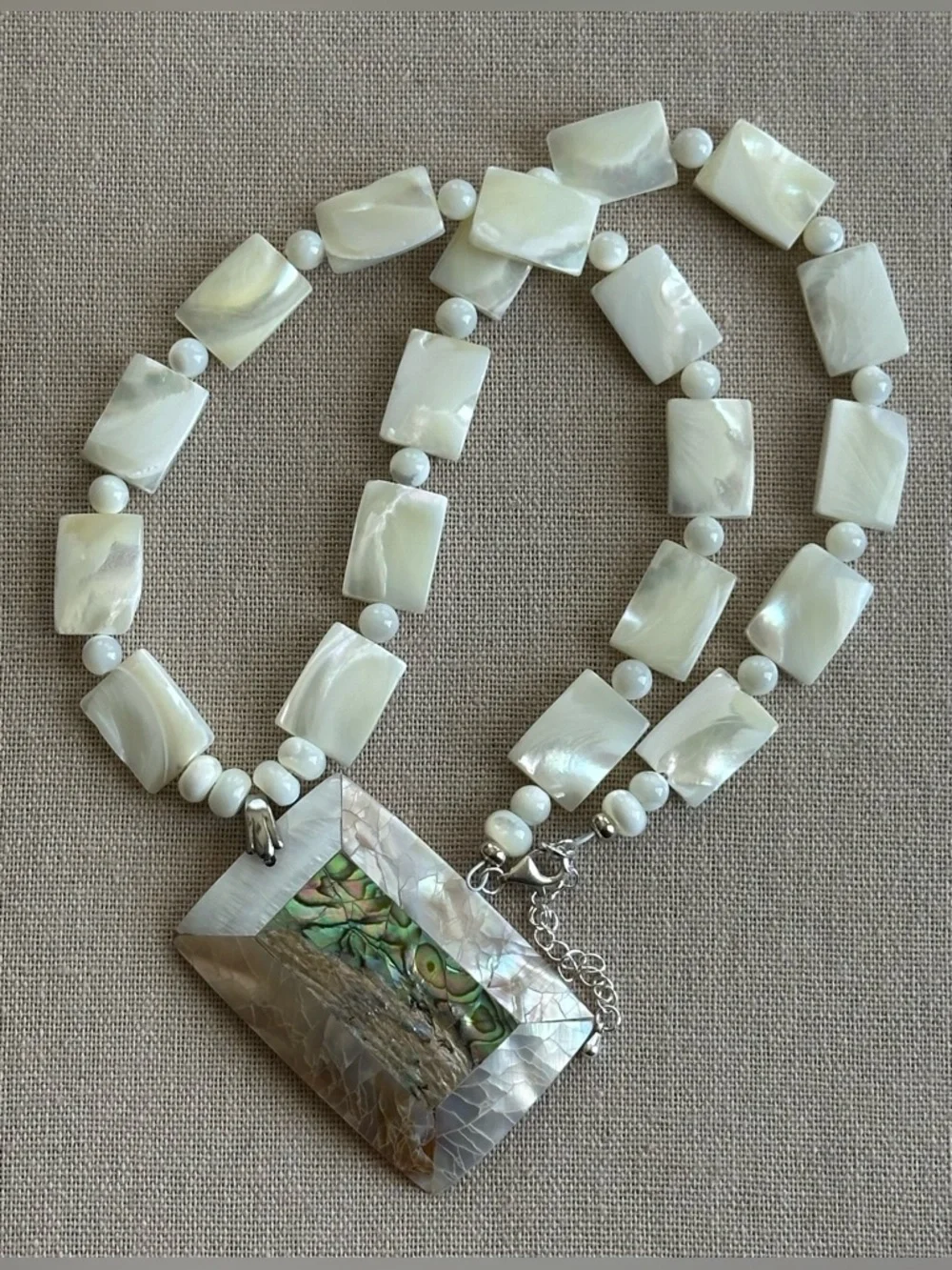 24-1/2 inch Mother of Pearl necklace NWOT - Picture 1 of 12